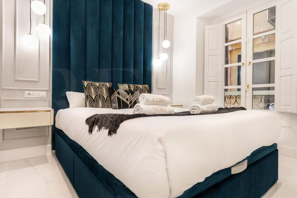Bed, Bedroom, towels