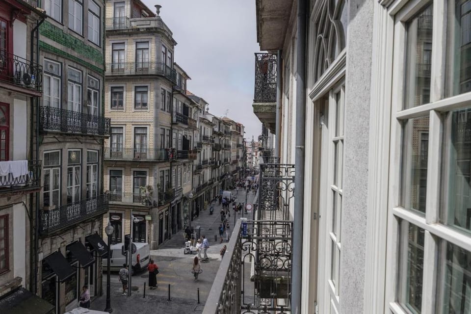 Modern Flat With Balcony on Rua das Flores - 1st Apartment in Porto
