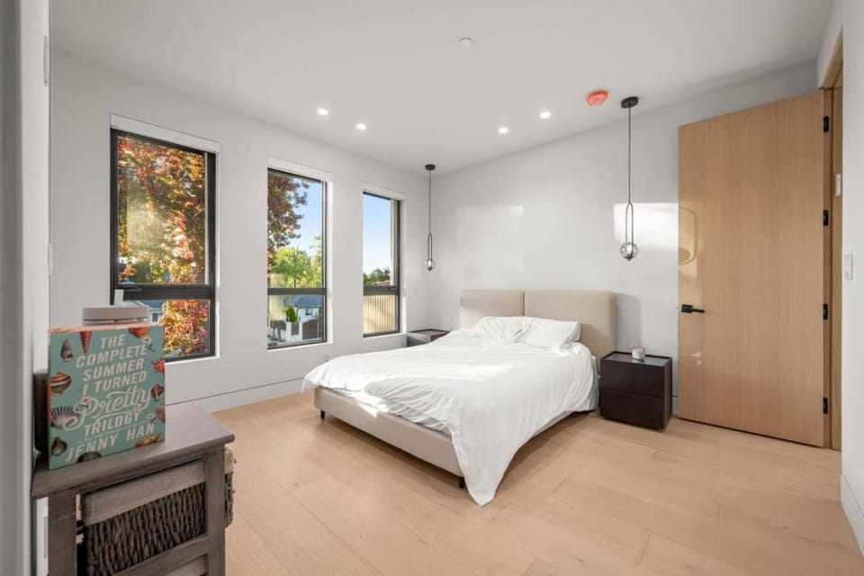 Lindley Encino lux central new construction pool House in Encino
