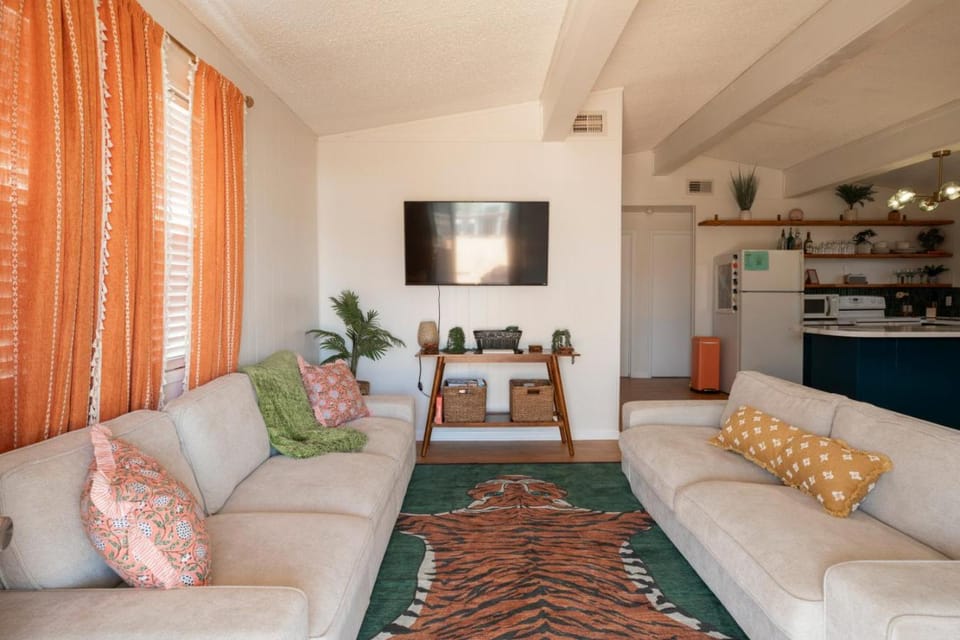 TV and multimedia, Kitchen or kitchenette, Living room, Seating area