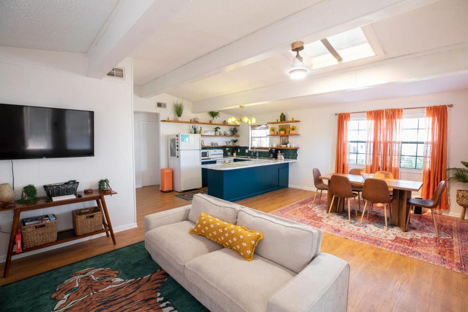TV and multimedia, Kitchen or kitchenette, Living room, Seating area, Dining area