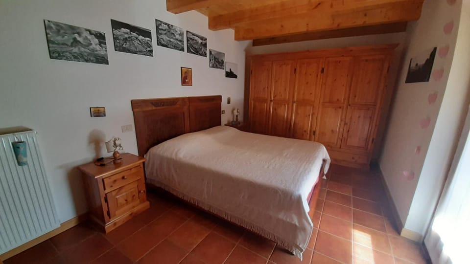 Photo of the whole room, Bedroom, wardrobe