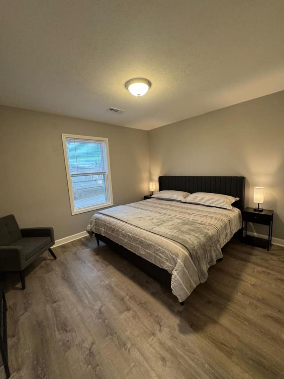 Spacious 2BR Apt with Balcony and 2 King Beds Sleeps 6 Apartment in Illinois