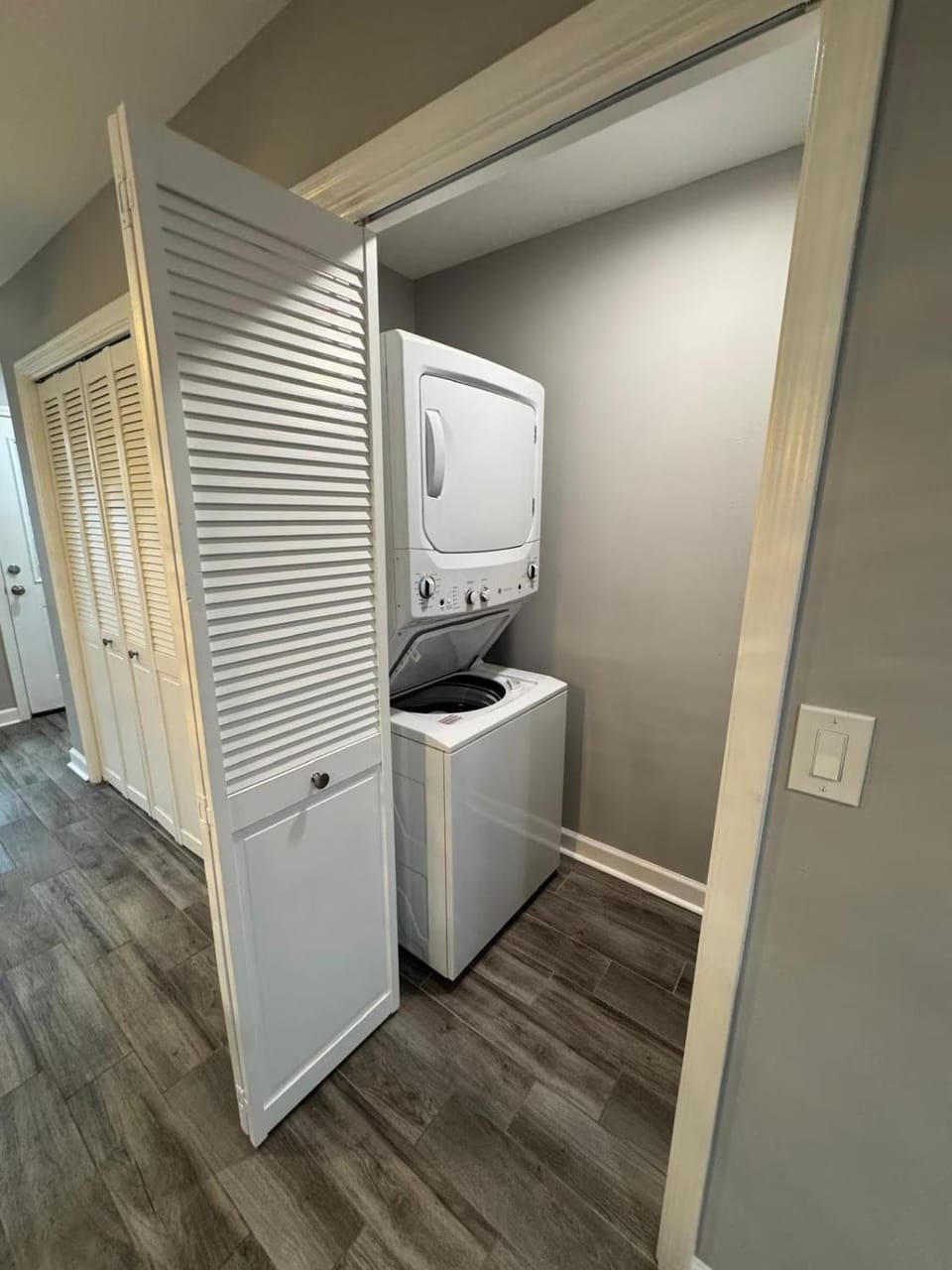 Spacious 2BR Apt with Balcony and 2 King Beds Sleeps 6 Apartment in Illinois