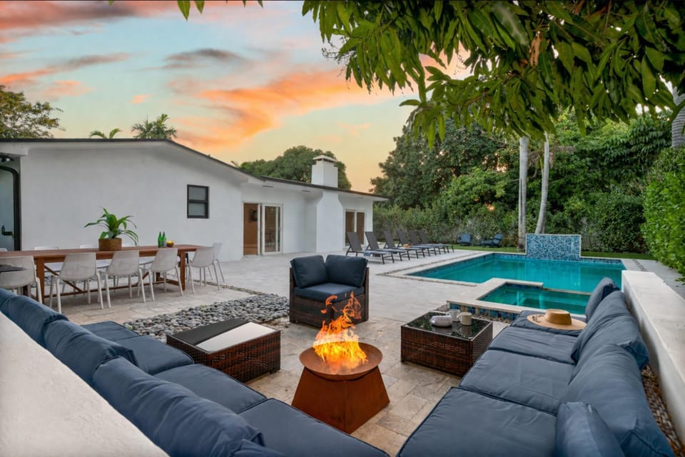 Swimming pool, fireplace, sunbed