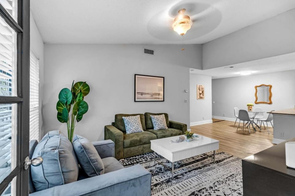 Your Home in Fort Lauderdale Modern 2BR Stay Apartment in Pompano Beach