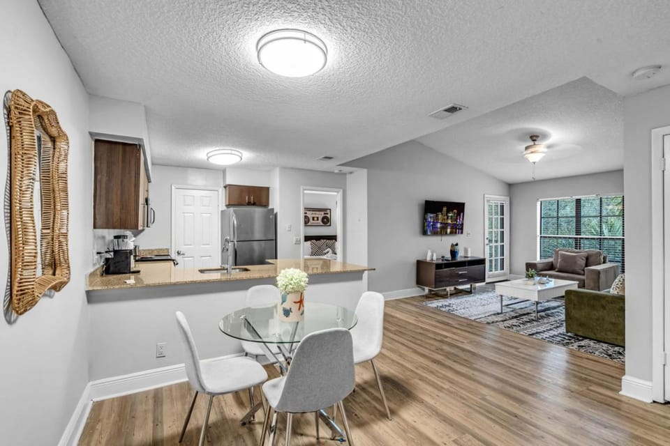 Your Home in Fort Lauderdale Modern 2BR Stay Apartment in Pompano Beach