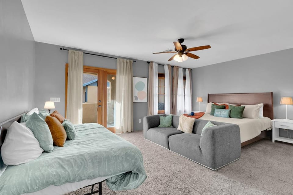 Bed, Photo of the whole room, Seating area, Bedroom