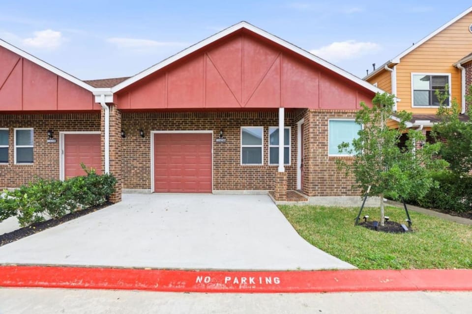 Property building, Facade/entrance, Day, Neighbourhood, Parking