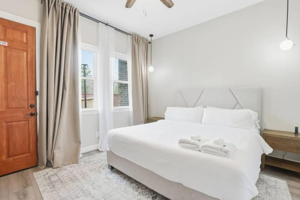Bed, Bedroom, towels