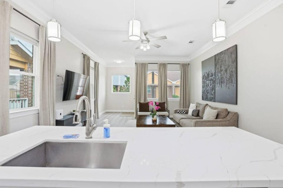 TV and multimedia, Kitchen or kitchenette, Living room, Seating area