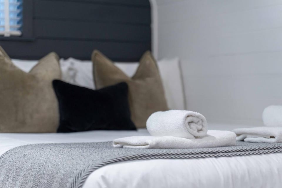 Bed, Bedroom, towels