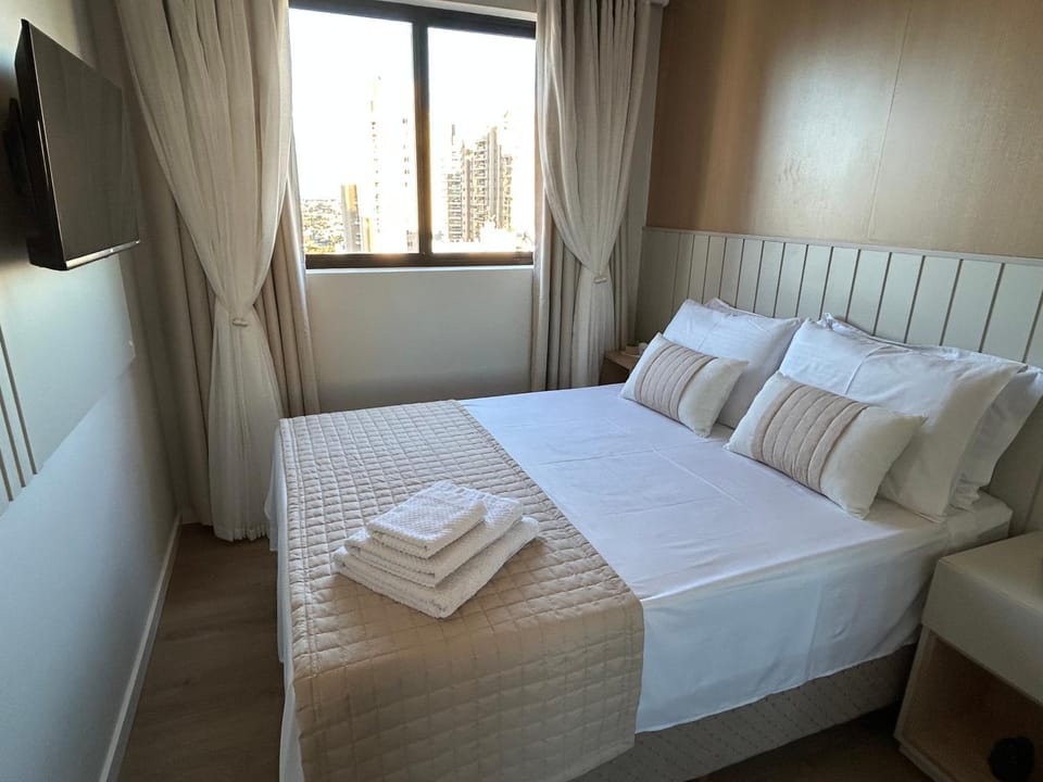 Bed, TV and multimedia, Photo of the whole room, Bedroom, towels
