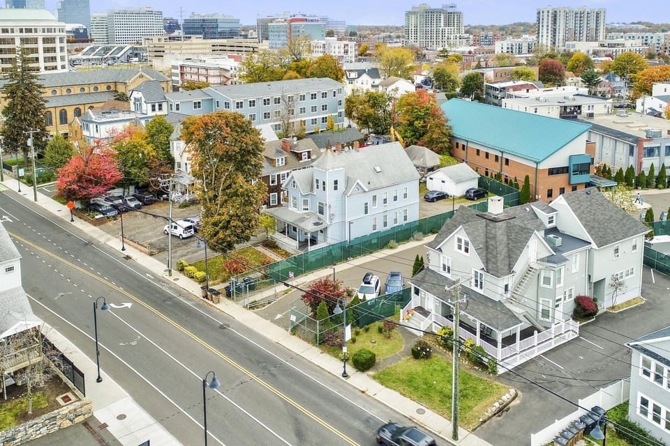 Harbor Haven, Apt # 3, 3BR/2BA Apartment in Stamford