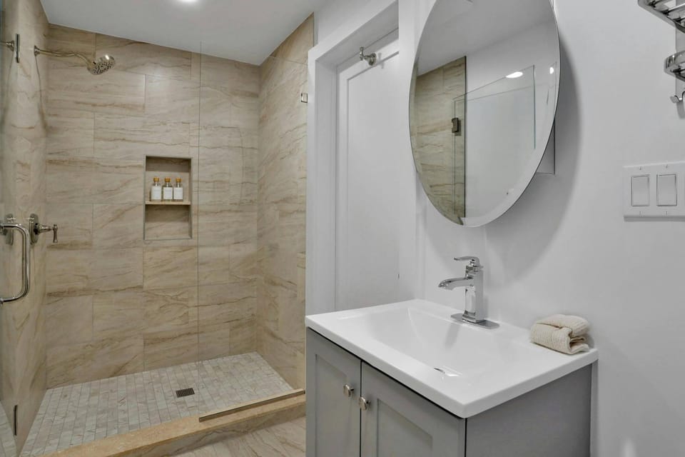 Harbor Haven, Apt # 3, 3BR/2BA Apartment in Stamford