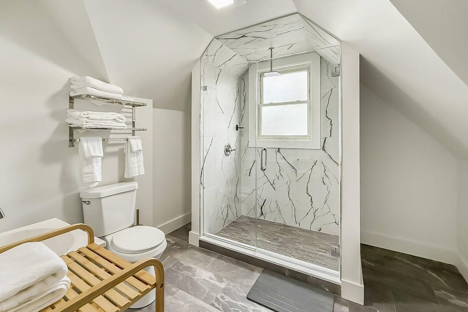 Harbor Haven, Apt #4 - 2BR/1BA Apartment in Stamford