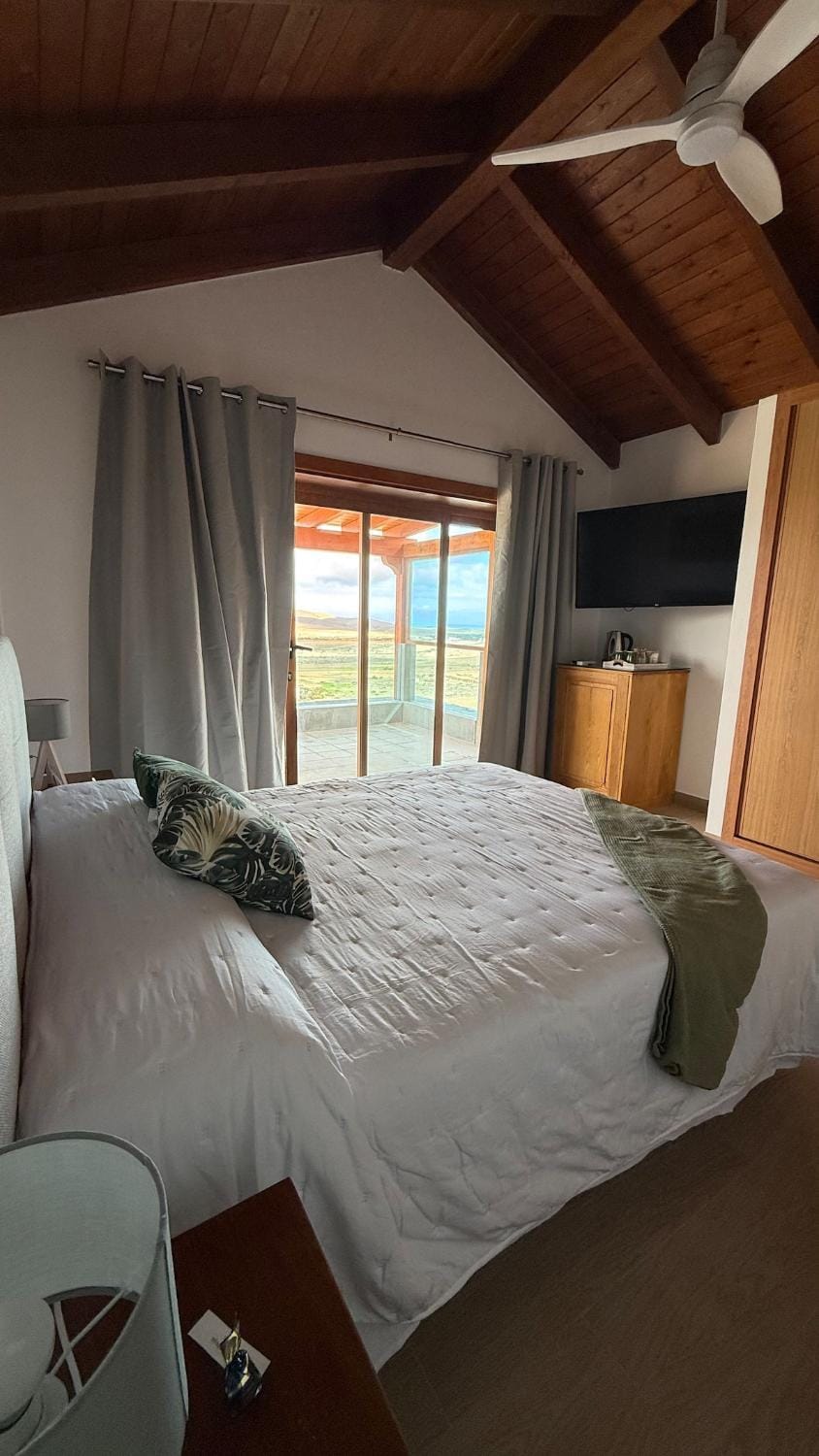 Green Room - Upper Deck Double Private Room in Villa Barbuja Apartment in Maxorata