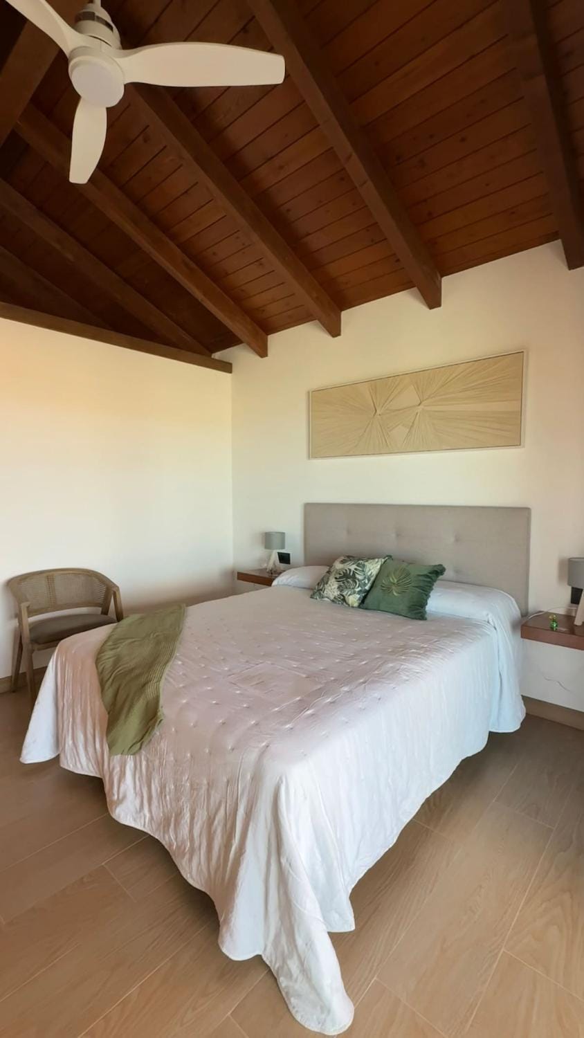 Green Room - Upper Deck Double Private Room in Villa Barbuja Apartment in Maxorata