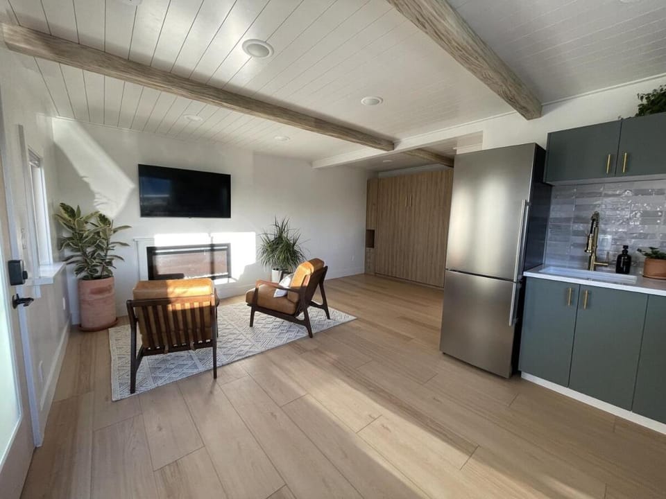 Cayucos Cottage Studio - Peak-A-Boo Ocean Views House in Cayucos