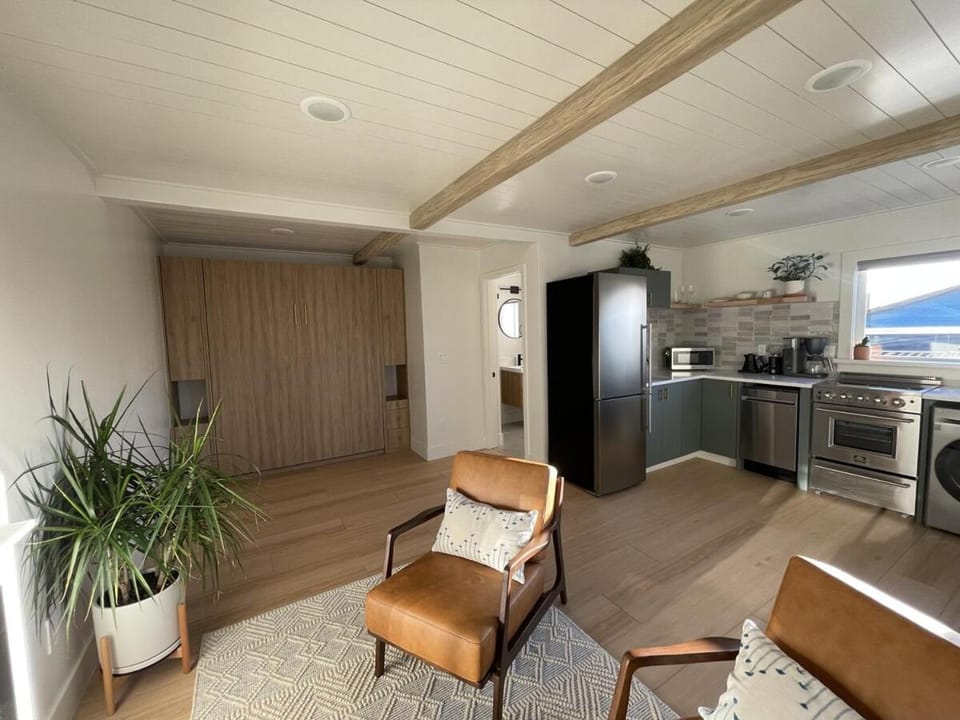 Cayucos Cottage Studio - Peak-A-Boo Ocean Views House in Cayucos