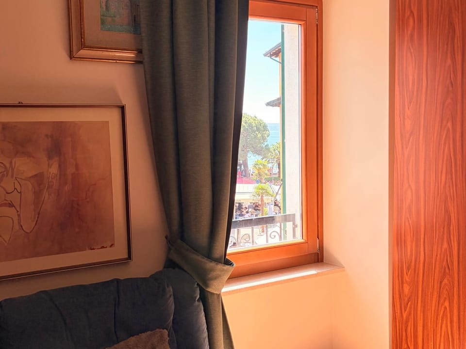 Central Square Apartment in Sirmione