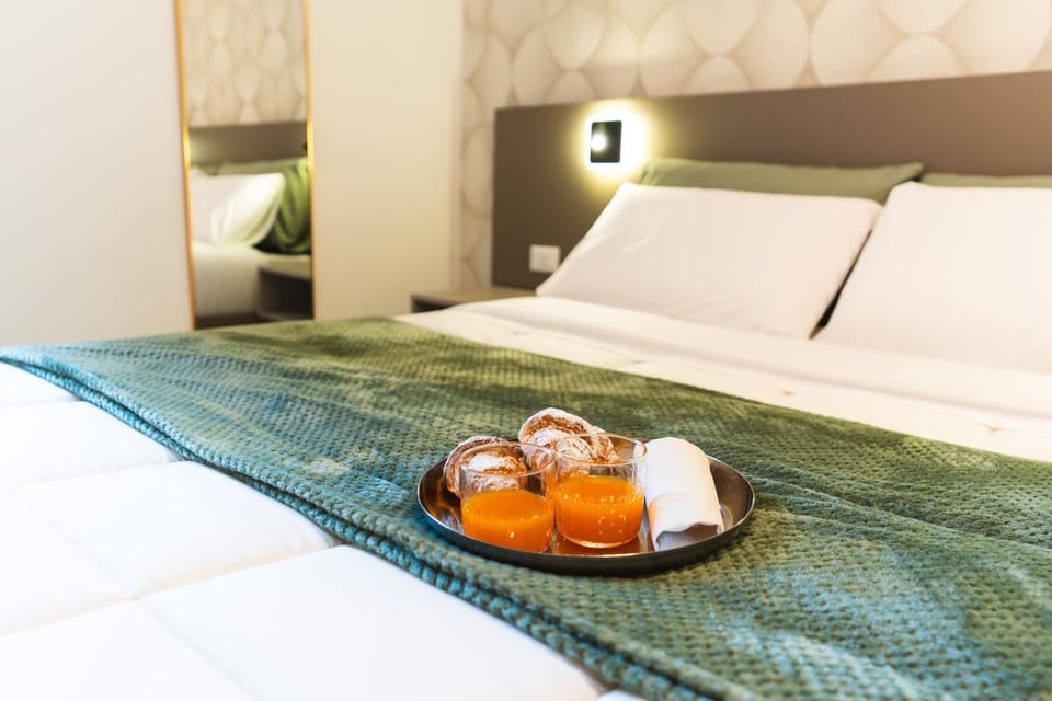 Bed, Food and drinks, Bedroom, Food