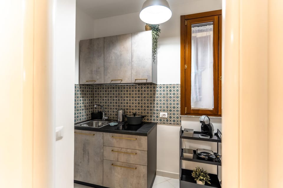 Coffee/tea facilities, Kitchen or kitchenette, stove