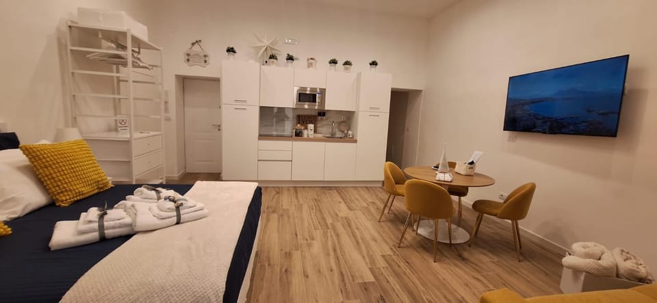 Bed, TV and multimedia, Kitchen or kitchenette