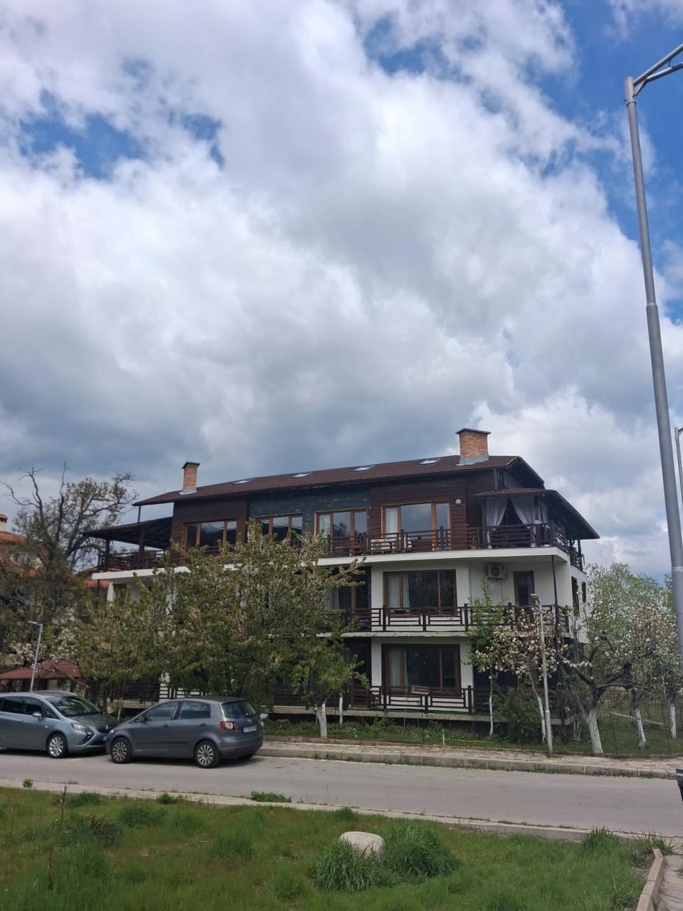 Property building, Day, Neighbourhood, Street view, Location, Parking