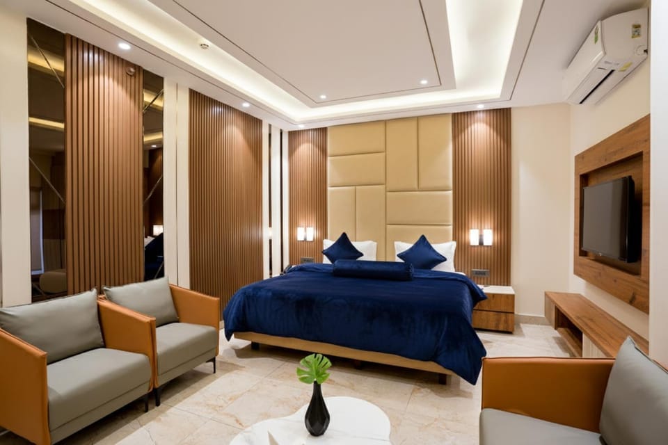 Bed, Seating area, Bedroom