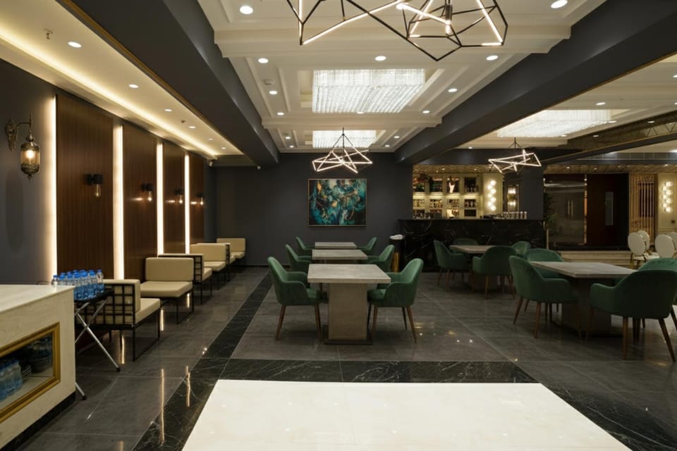 Restaurant/places to eat, Banquet/Function facilities, Breakfast
