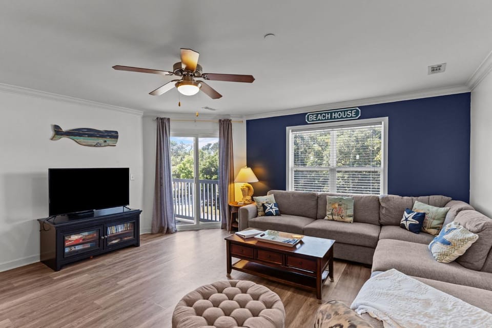 Cozy Condo with Community Pool Walk to Beach House in Oak Island