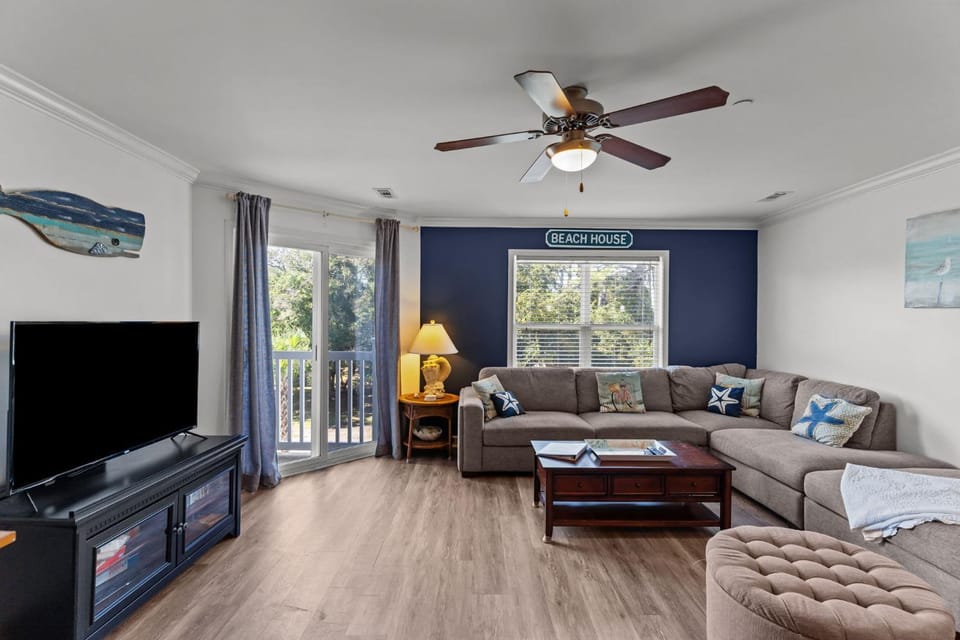 Cozy Condo with Community Pool Walk to Beach House in Oak Island