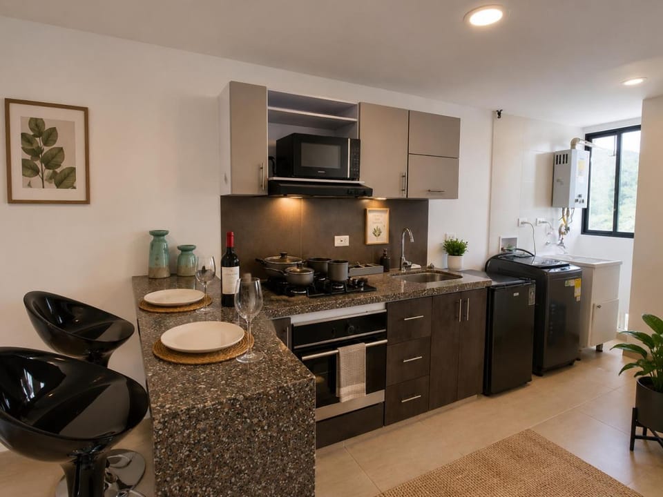 Kitchen or kitchenette, Dining area, minibar, stove
