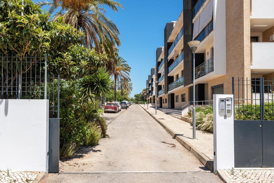 Property building, Neighbourhood, Street view, Location, Parking