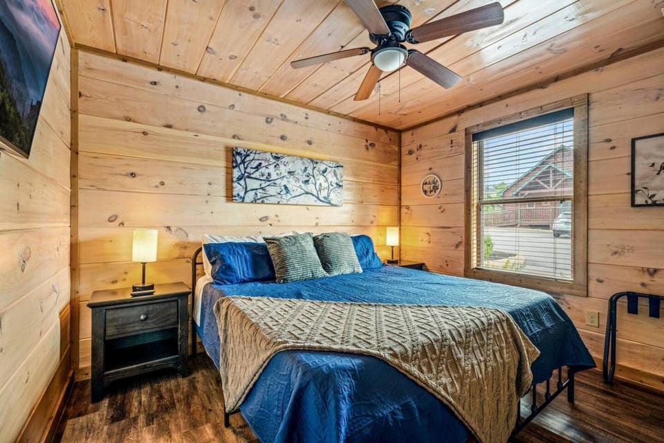 Close to Dollywood & The Island in PF l Hot Tub House in Pigeon Forge