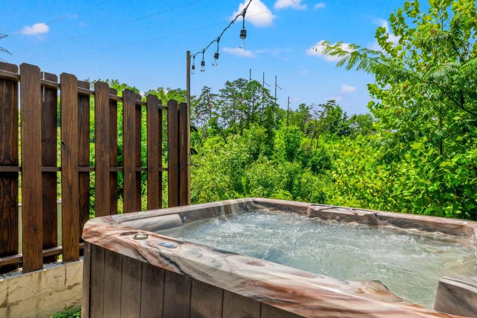 Close to Dollywood & The Island in PF l Hot Tub House in Pigeon Forge