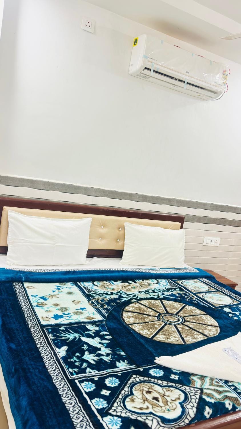 Bed, Photo of the whole room, Bedroom, air conditioner