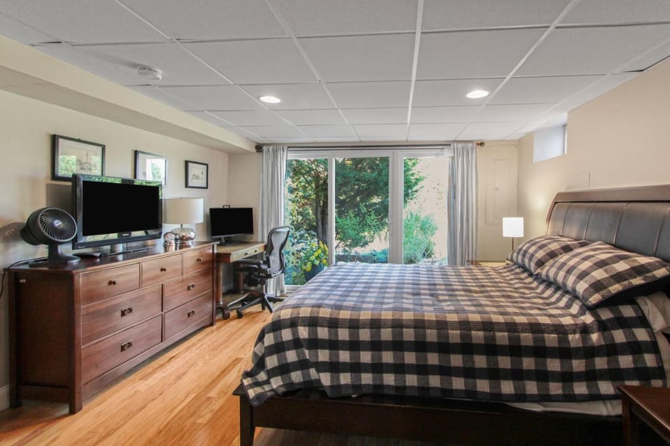 Bed, Garden, TV and multimedia, Bedroom, Garden view, furniture