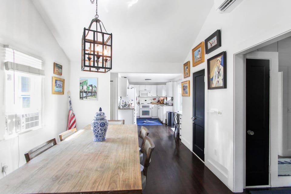Day, TV and multimedia, Kitchen or kitchenette, Dining area, furniture, air conditioner