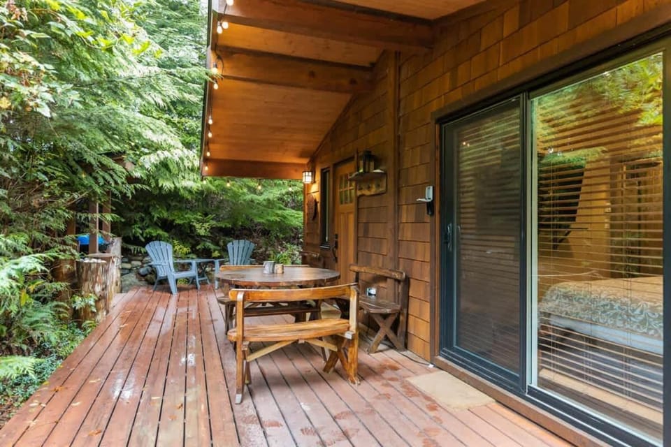 JDF Waystation with Bunkhouse - Pet Friendly - sleeps 6 House in Cowichan Valley