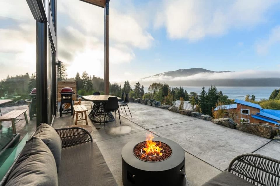 Hot Tub & Amazing Ocean View -The Simple Peak - Non pet friendly House in Cowichan Valley