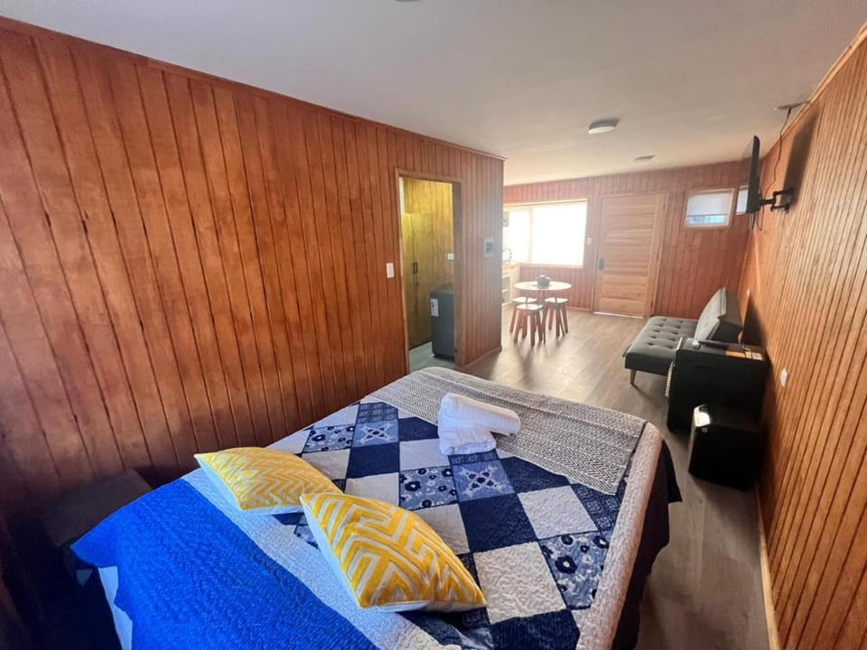 Bed, TV and multimedia, Bedroom