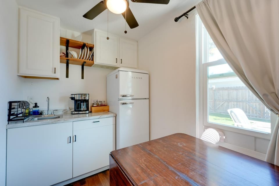 6 Mi to Honeymoon Island: Studio w/ Pool Access Apartment in Palm Harbor