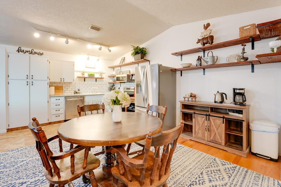 Pool & Patio Access: Breezy Getaway in Palm Harbor Apartment in Palm Harbor