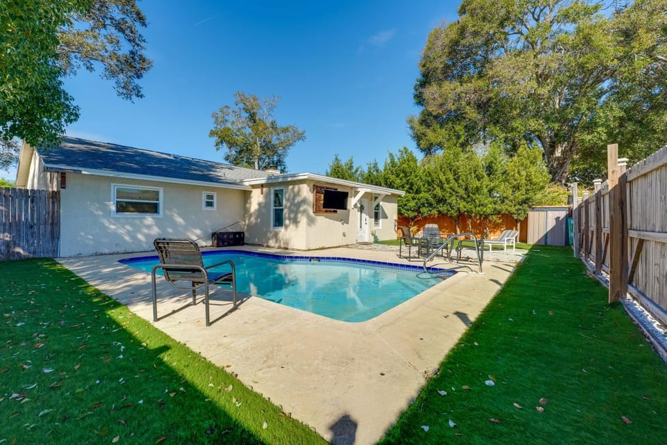 Pool & Patio Access: Breezy Getaway in Palm Harbor Apartment in Palm Harbor