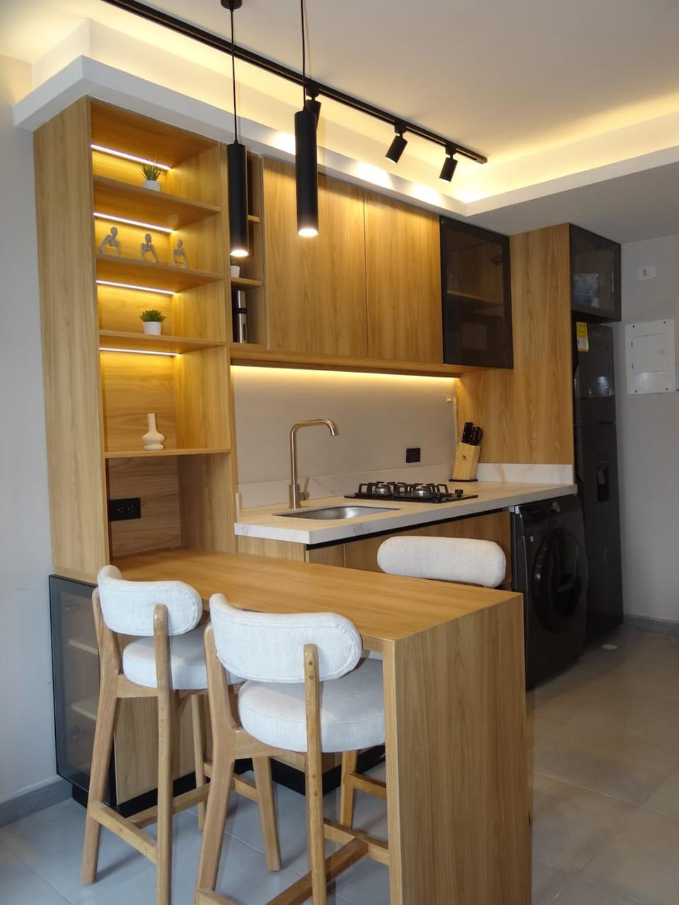 Kitchen or kitchenette, Dining area, minibar, stove