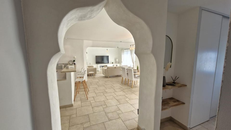 TV and multimedia, Kitchen or kitchenette, Living room, Seating area, Dining area