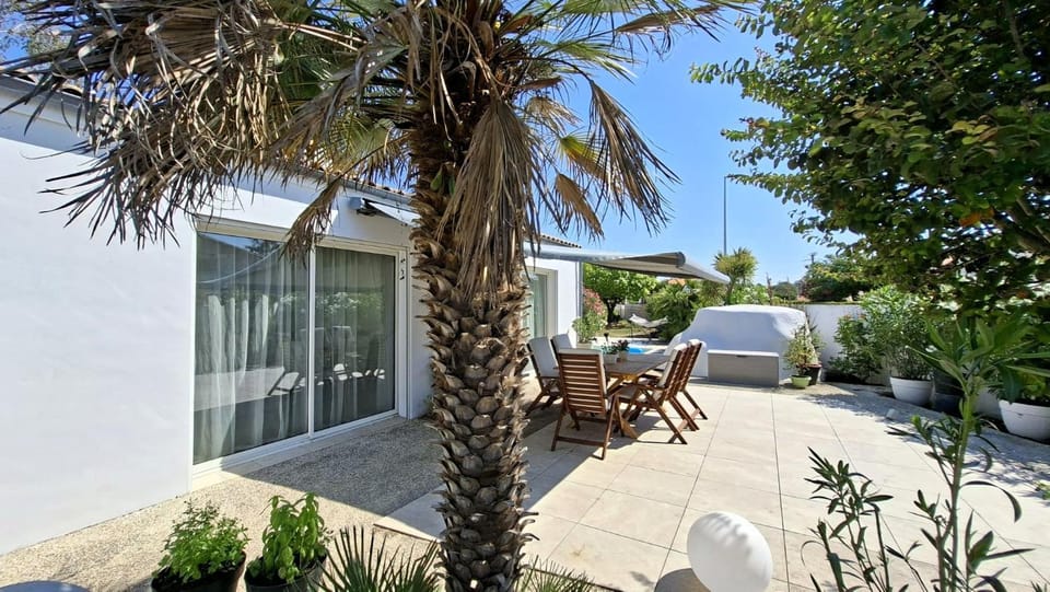 Property building, Patio, Day, Garden, Garden view
