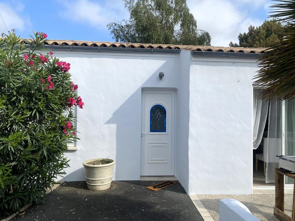 Property building, Patio, Day